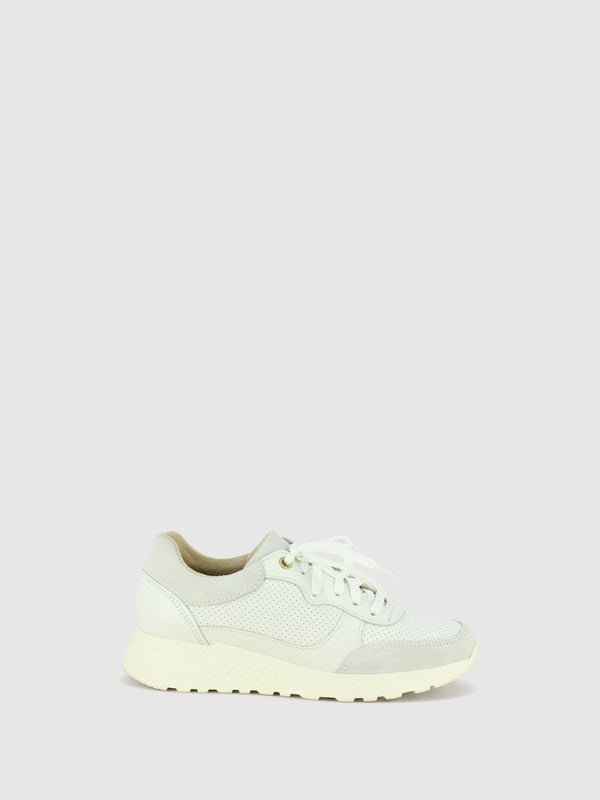 Ténis com Atacadores em Branco